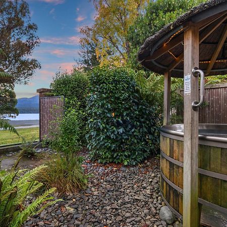 Tasman Holiday Parks - Те-Анау Экстерьер фото Hot Tub at the Lake
