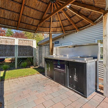 Tasman Holiday Parks - Те-Анау Экстерьер фото Outdoor kitchen