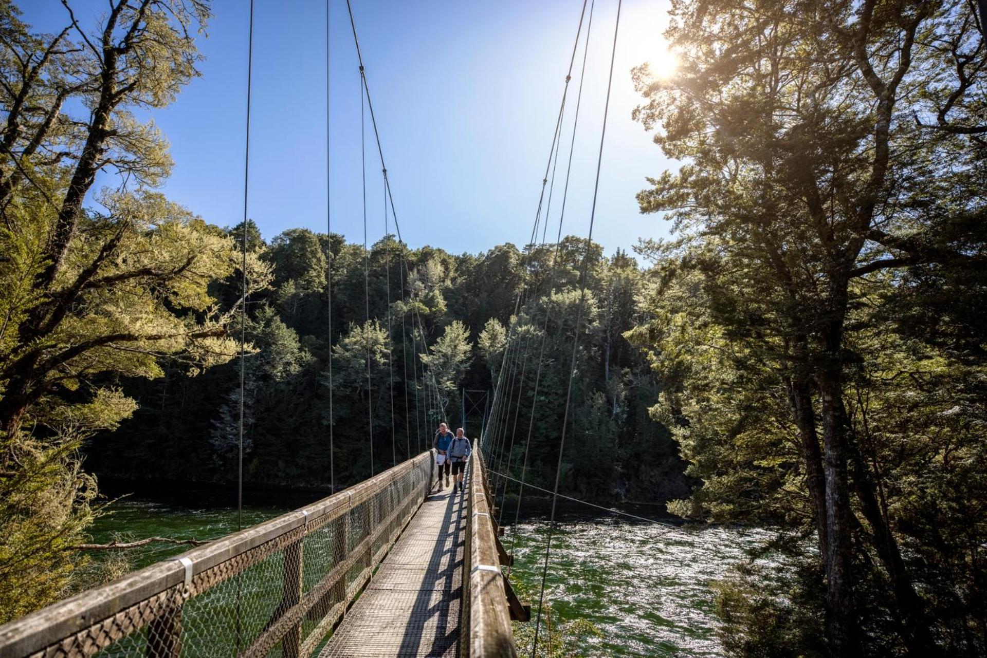 Tasman Holiday Parks - Те-Анау Экстерьер фото Swing bridge over the Heaphy River