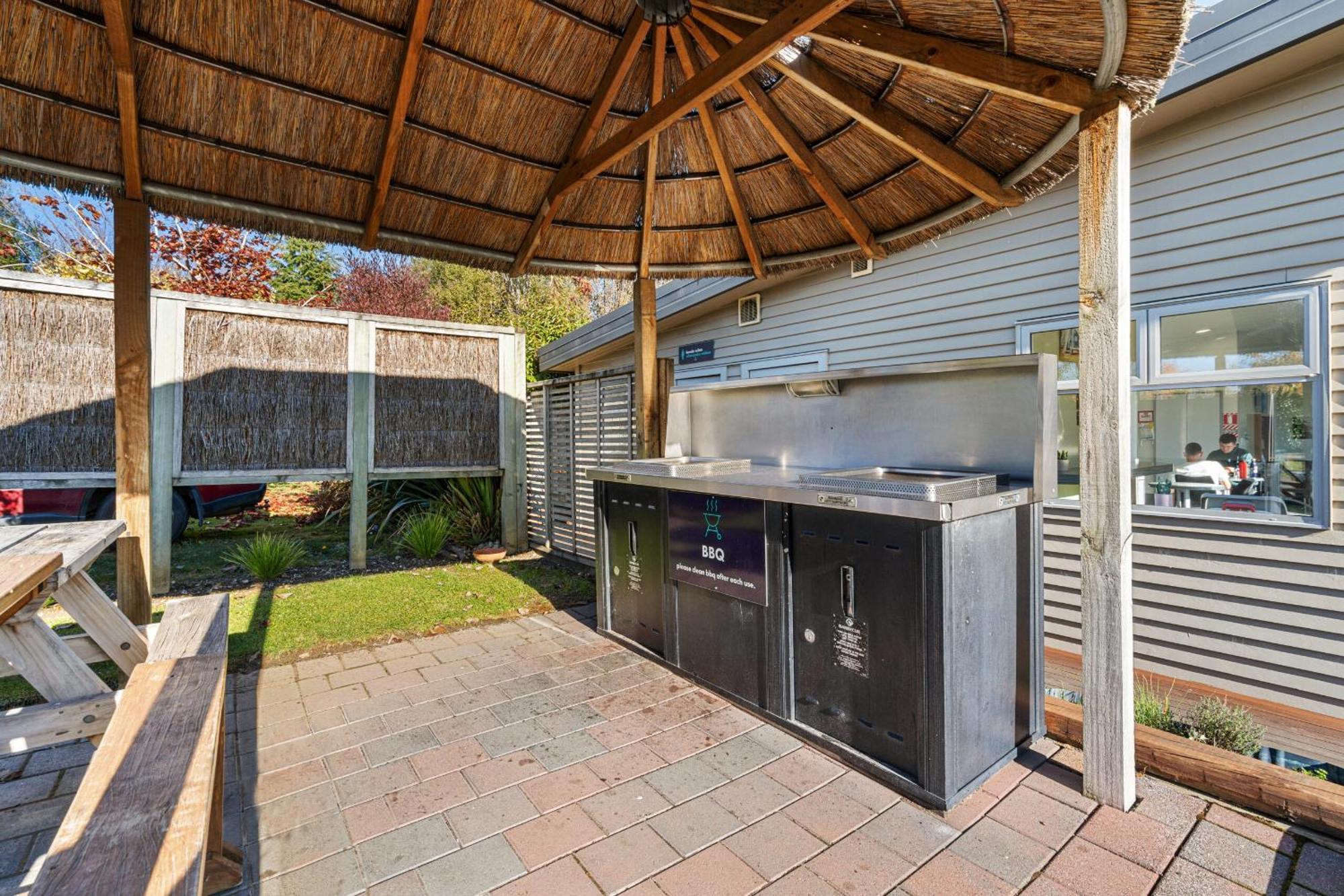 Tasman Holiday Parks - Те-Анау Экстерьер фото Outdoor kitchen