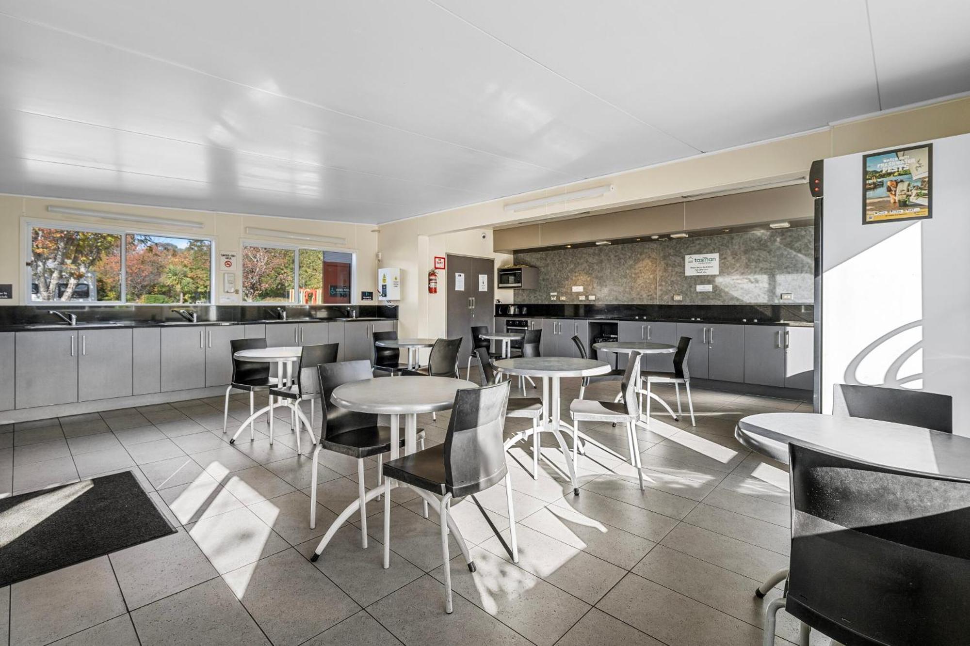 Tasman Holiday Parks - Те-Анау Экстерьер фото The interior of the lounge
