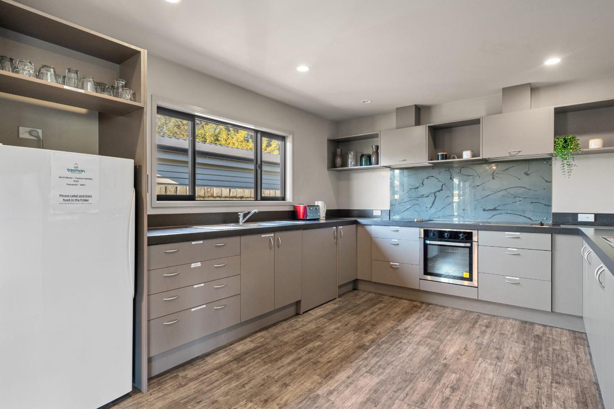 Tasman Holiday Parks - Те-Анау Экстерьер фото A modern kitchen
