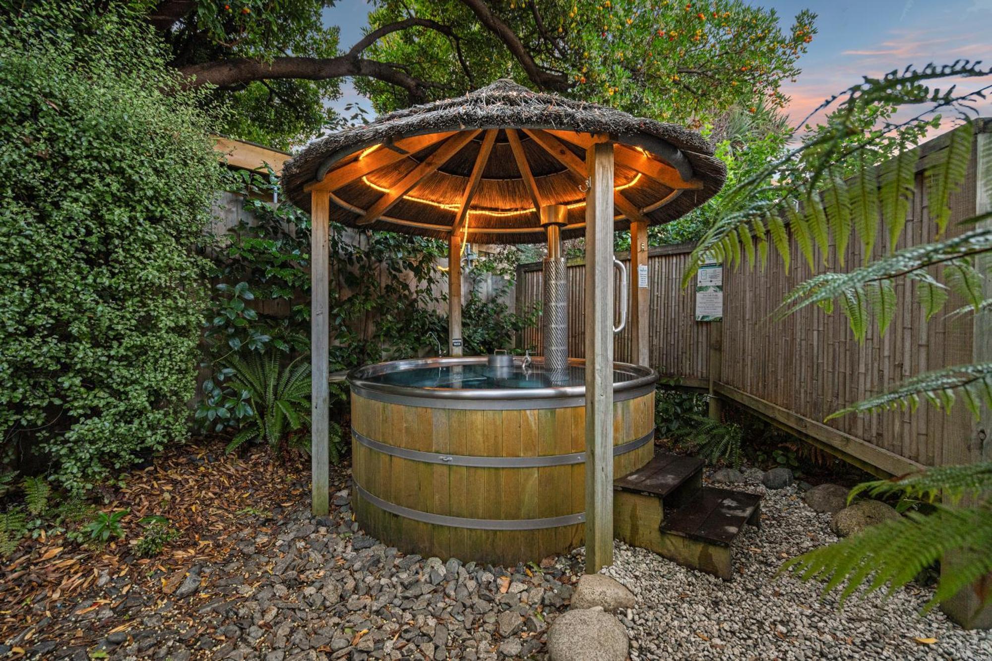 Tasman Holiday Parks - Те-Анау Экстерьер фото A hot tub in a backyard