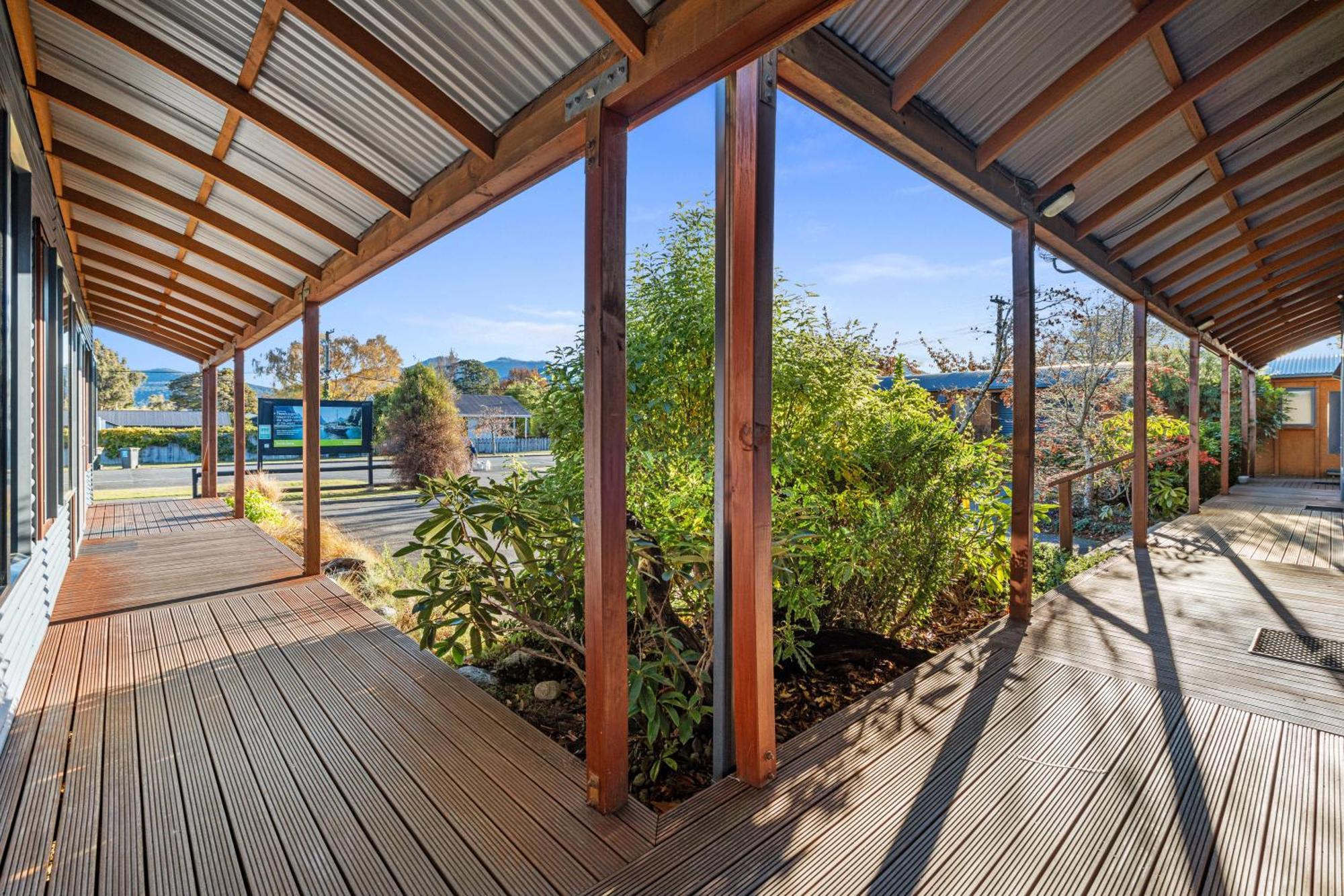 Tasman Holiday Parks - Те-Анау Экстерьер фото The deck at the front of the house