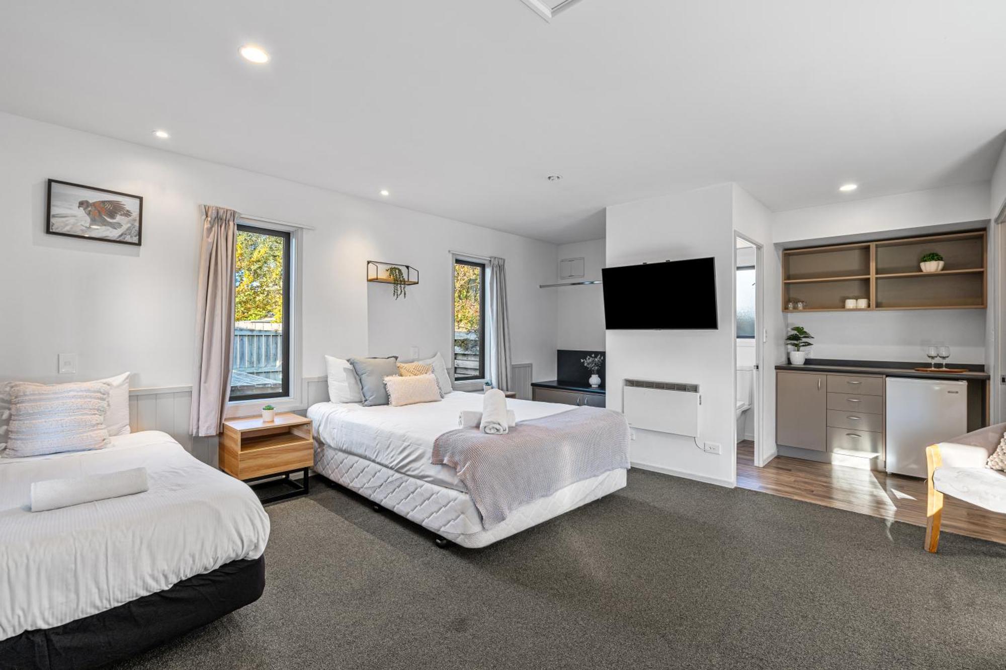Tasman Holiday Parks - Те-Анау Экстерьер фото A typical studio apartment