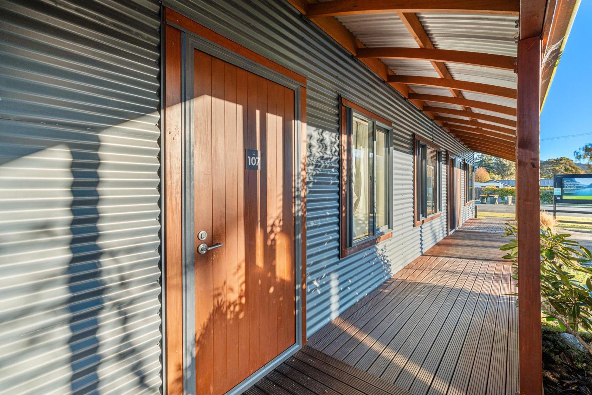 Tasman Holiday Parks - Те-Анау Экстерьер фото The exterior of a typical residential studio