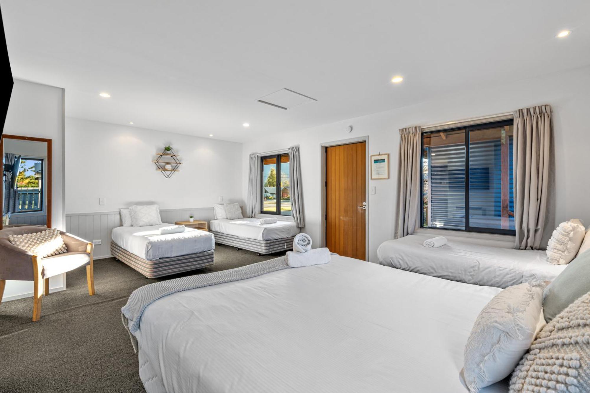 Tasman Holiday Parks - Те-Анау Экстерьер фото A typical room at the hotel