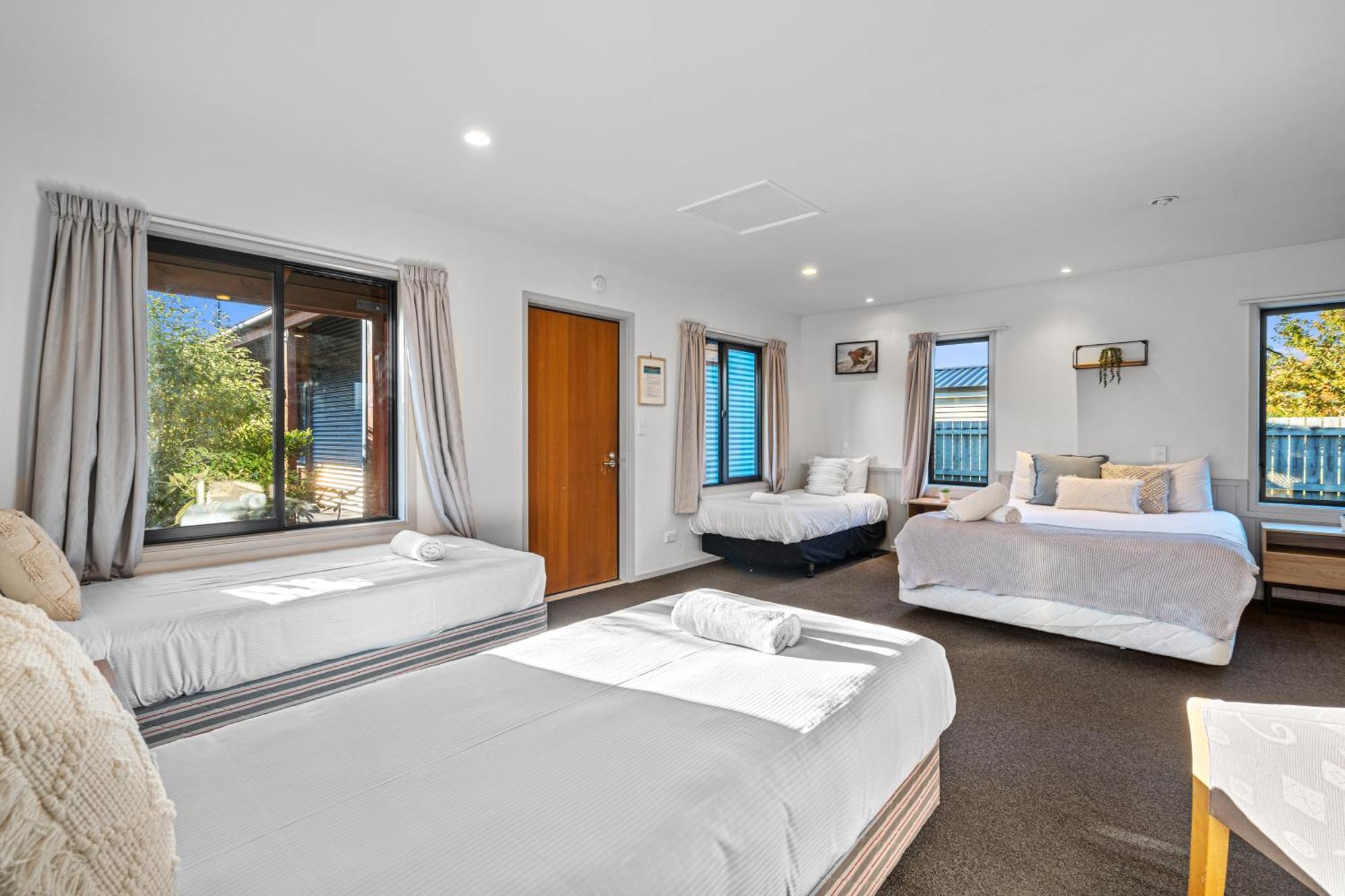 Tasman Holiday Parks - Те-Анау Экстерьер фото A typical motel room