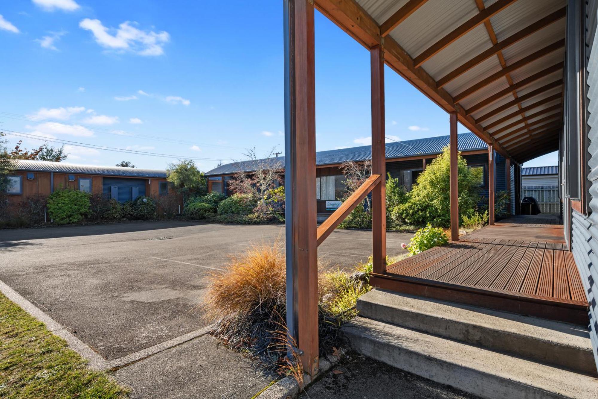 Tasman Holiday Parks - Те-Анау Экстерьер фото The entrance to the motel