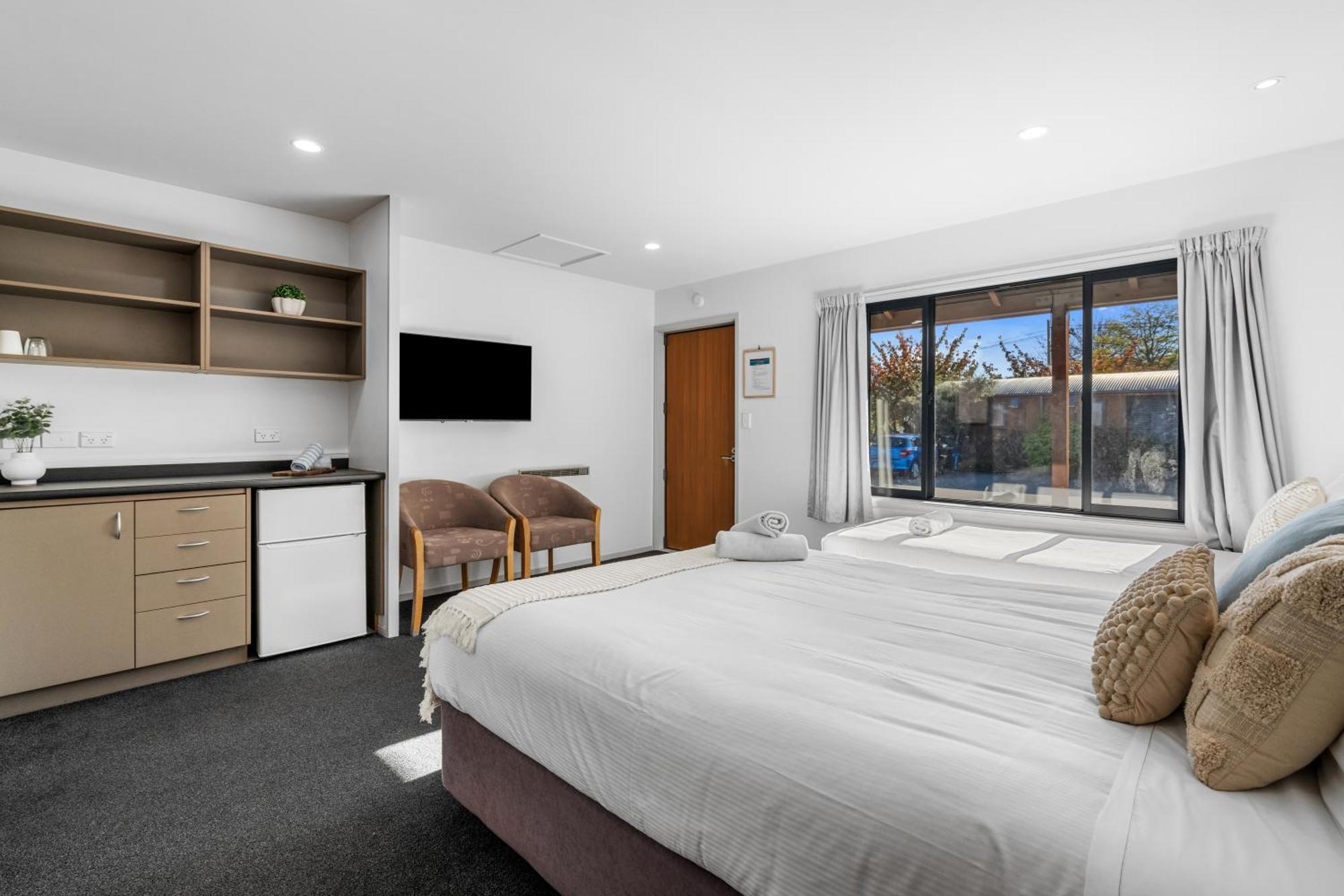 Tasman Holiday Parks - Те-Анау Экстерьер фото A studio apartment in Australia